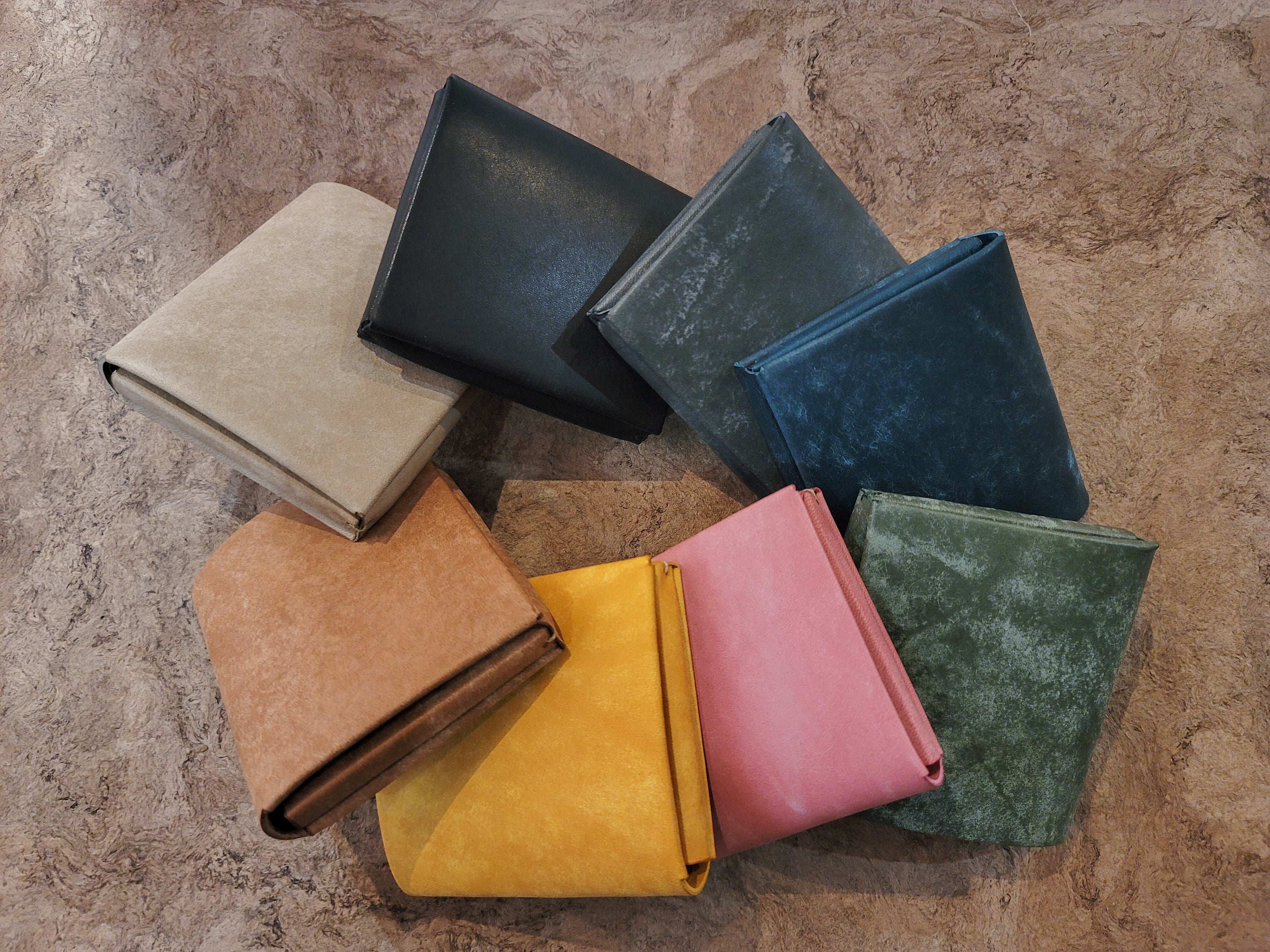 限界最小サイズでありながら大容量を目指した二つ折り財布「usuha-mini