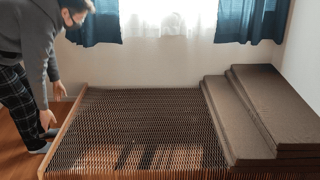 いつもの寝具がピッタリはまる！ソファーにもなる畳めるペーパーベッド