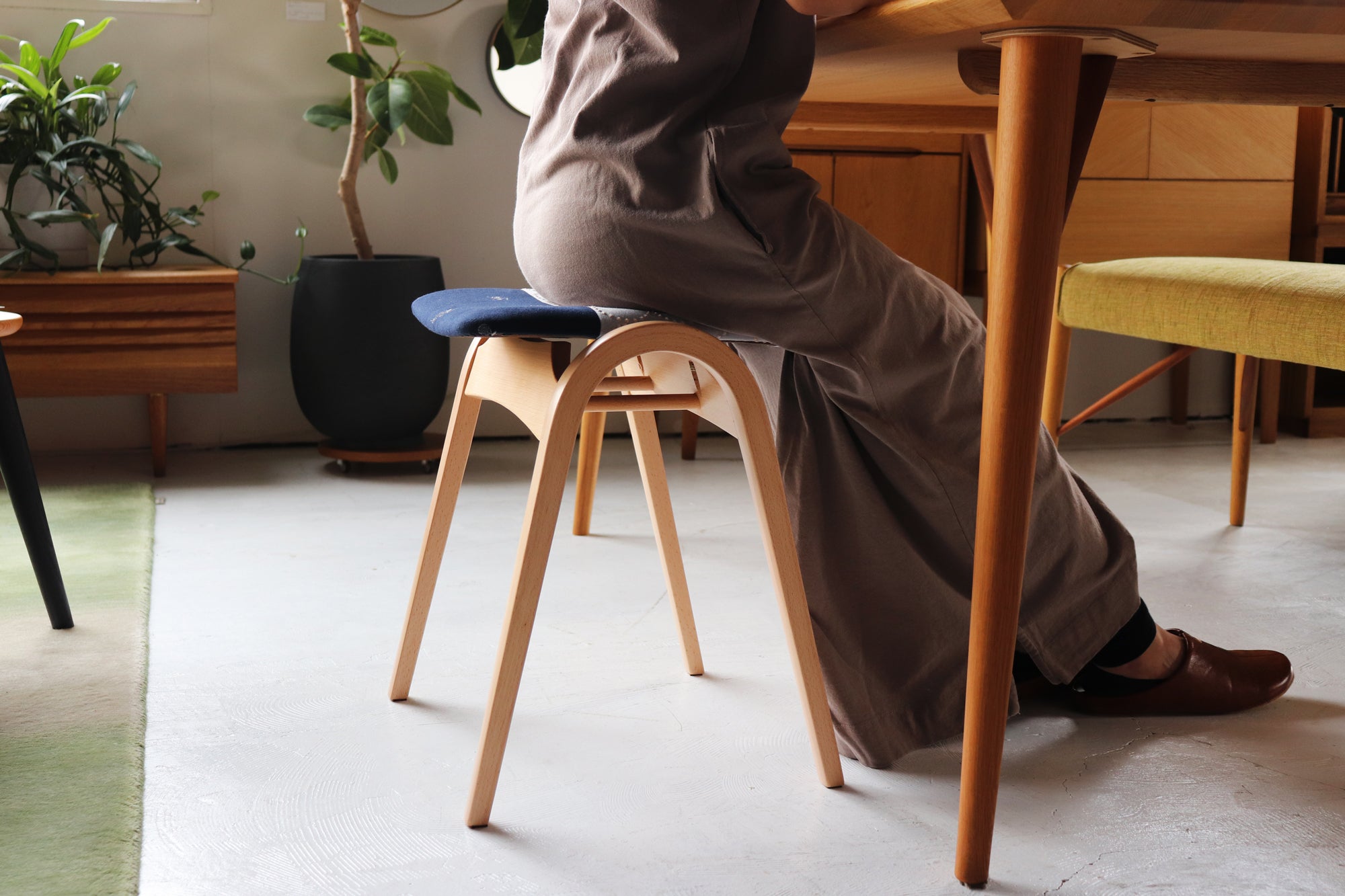 身体に馴染む、心地よさ。秋田木工×ミナ ペルホネンのハギレを使った