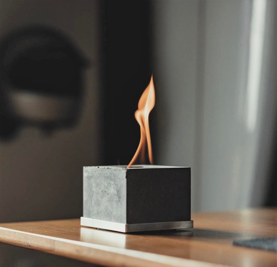 お家で今すぐ焚き火気分。室内で使えるコンパクト焚火台で「炎と暮らす