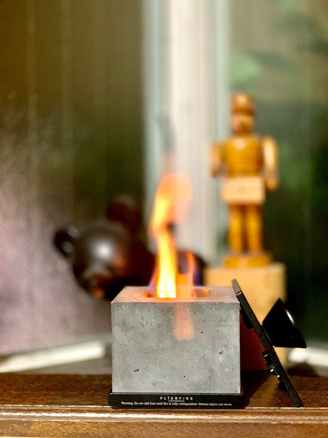 お家で今すぐ焚き火気分。室内で使えるコンパクト焚火台で「炎と暮らす