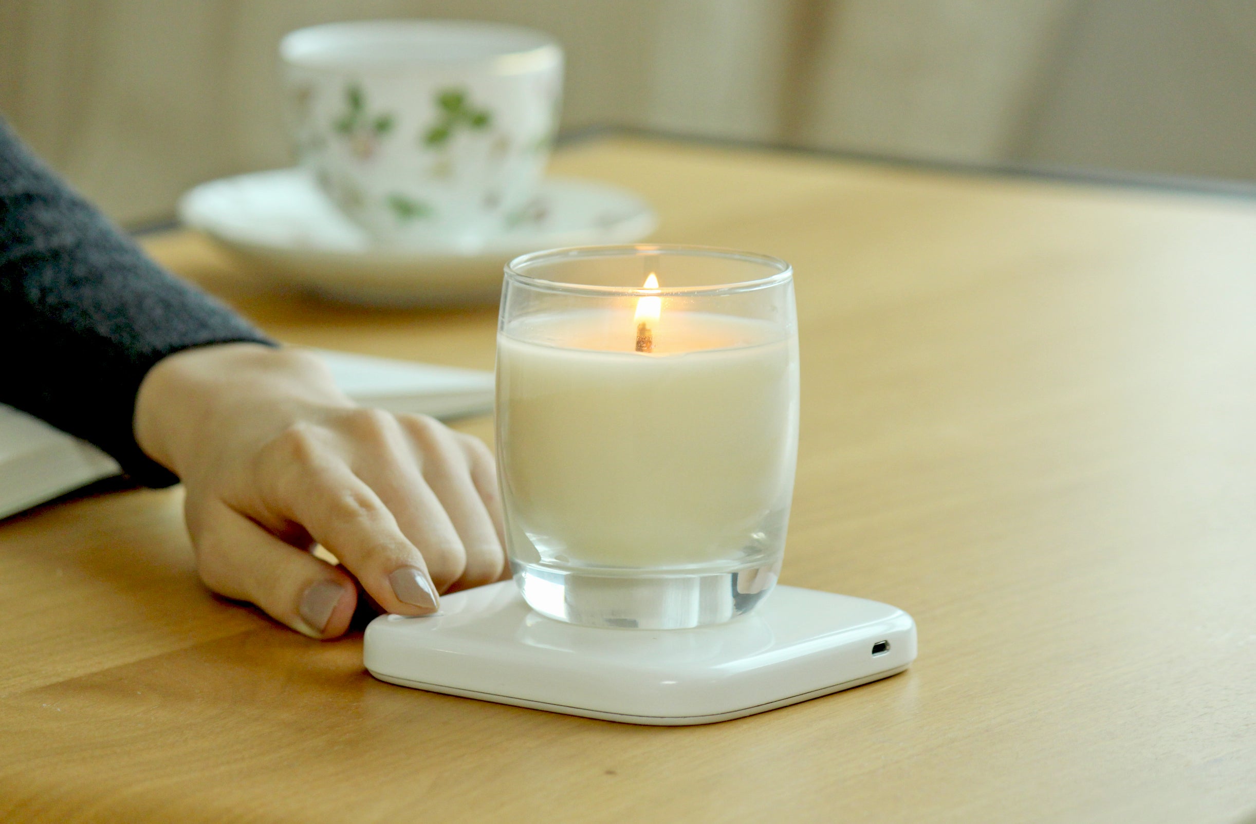 ワンタッチで自動点火するロマンチックなアロマキャンドルLUMOSCANDLE