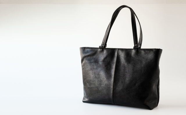 心ときめく新触感。ユニセックスのビジネストートで、馬革独自の味わい