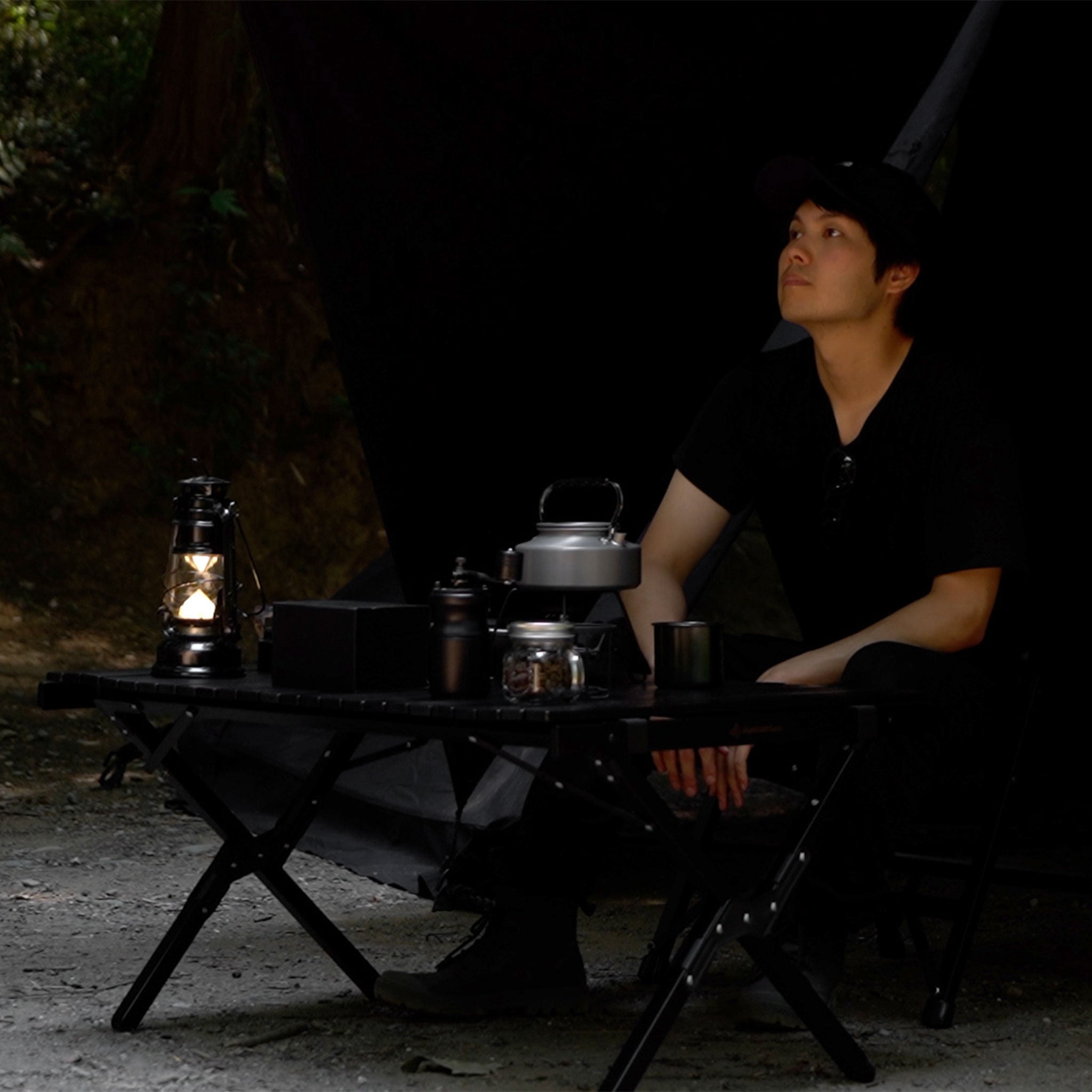 森の女王」と呼ばれる天然木材をブラックに染め上げたウッドロール