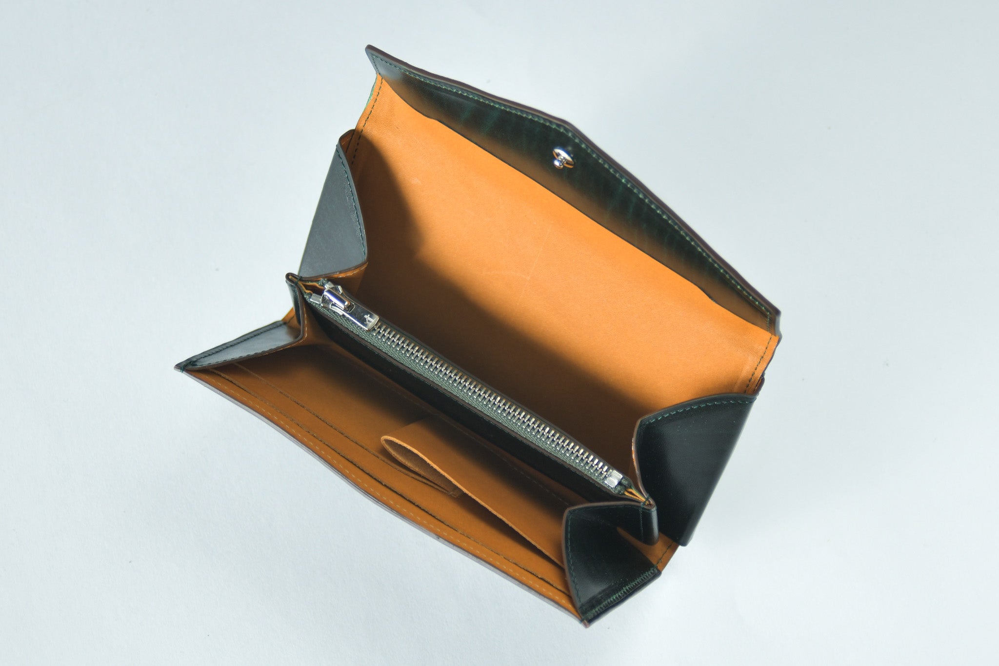 財布職人が最小の限界に挑んだフラップ財布「ルガトーレザーで作る極小