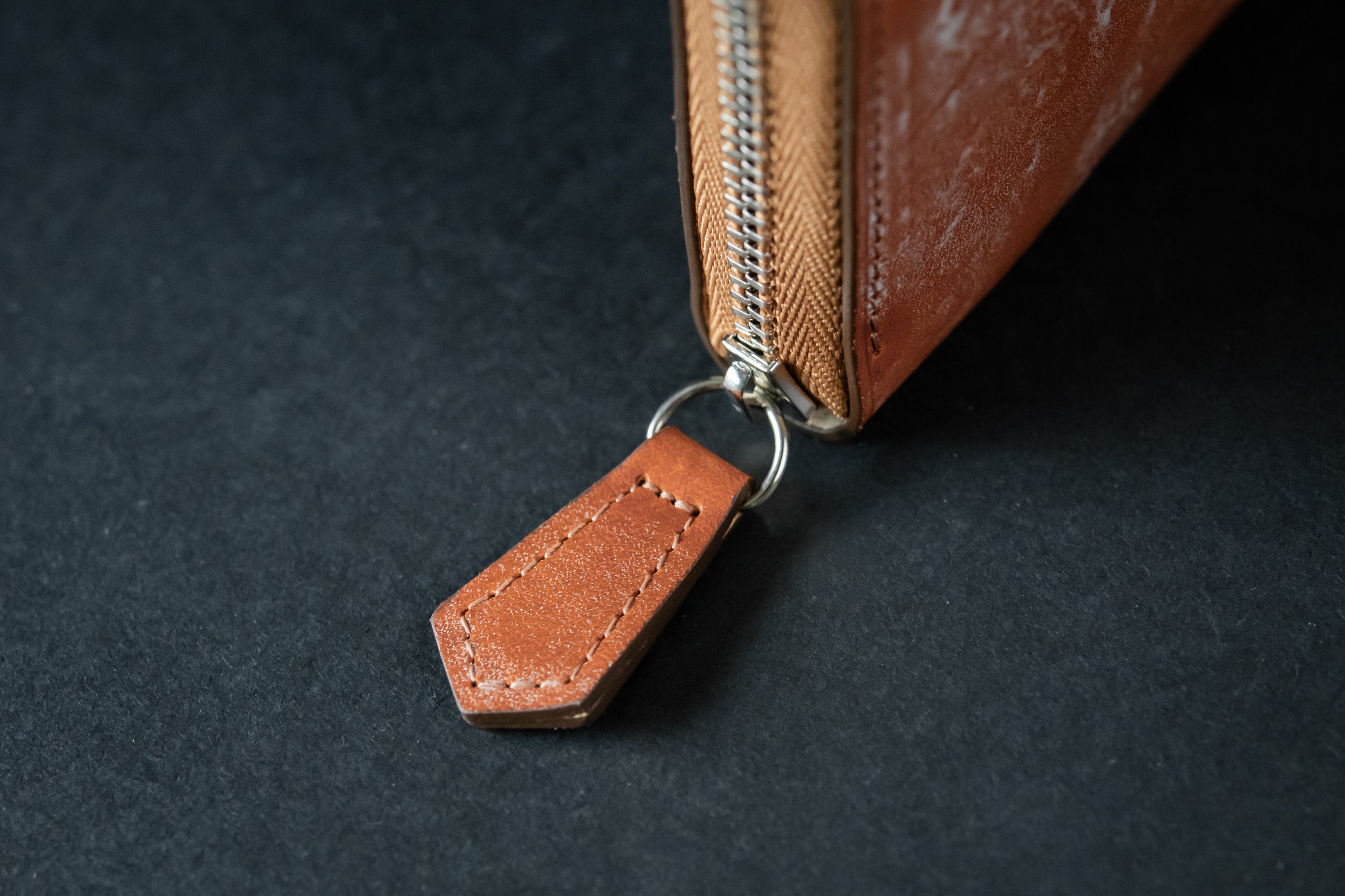 心惹かれる逸品 ベイカー社ブライドルレザーで作る極小長財布