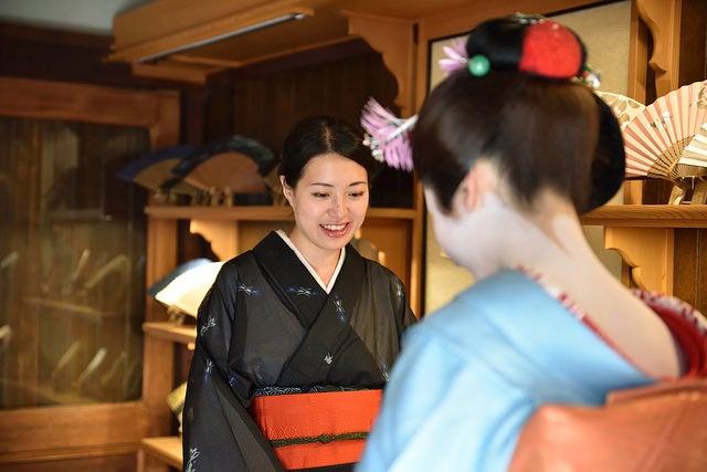 気持ちをあげる、一瞬を。扇ぐたびにふわりと香る、香りの扇「うつし香