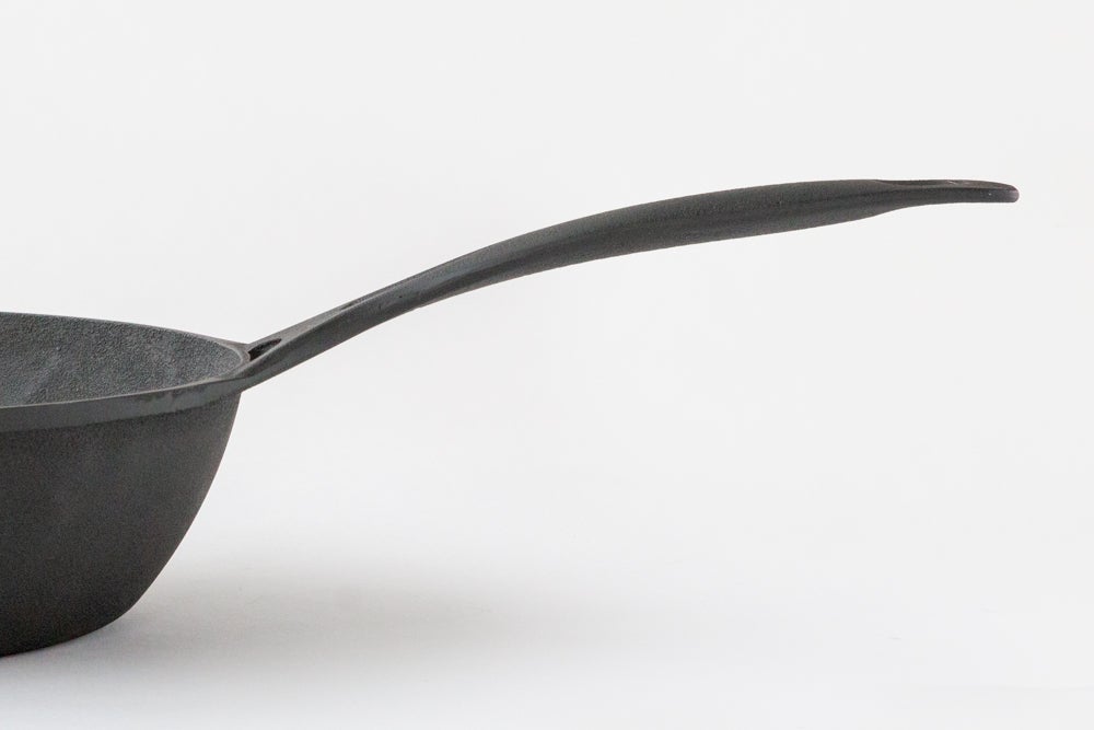 アウトドア料理が拡がる。軽いから毎日使いたくなる岩鉄鉄器の深型鋳物