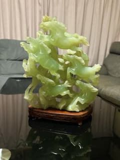 翡翠 馬の彫刻 木製台座付き GREEN JADE (ジェイド) - メルカリ