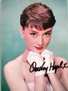 セール中…オードリー・ヘプバーン直筆サイン入り写真… - メルカリ