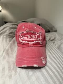 Von Dutch ヴォンダッチ ピンクレッド ダメージキャップ - メルカリ