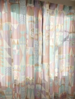 東京ディズニーランド イッツアスモールワールド カーテン2枚 - メルカリ