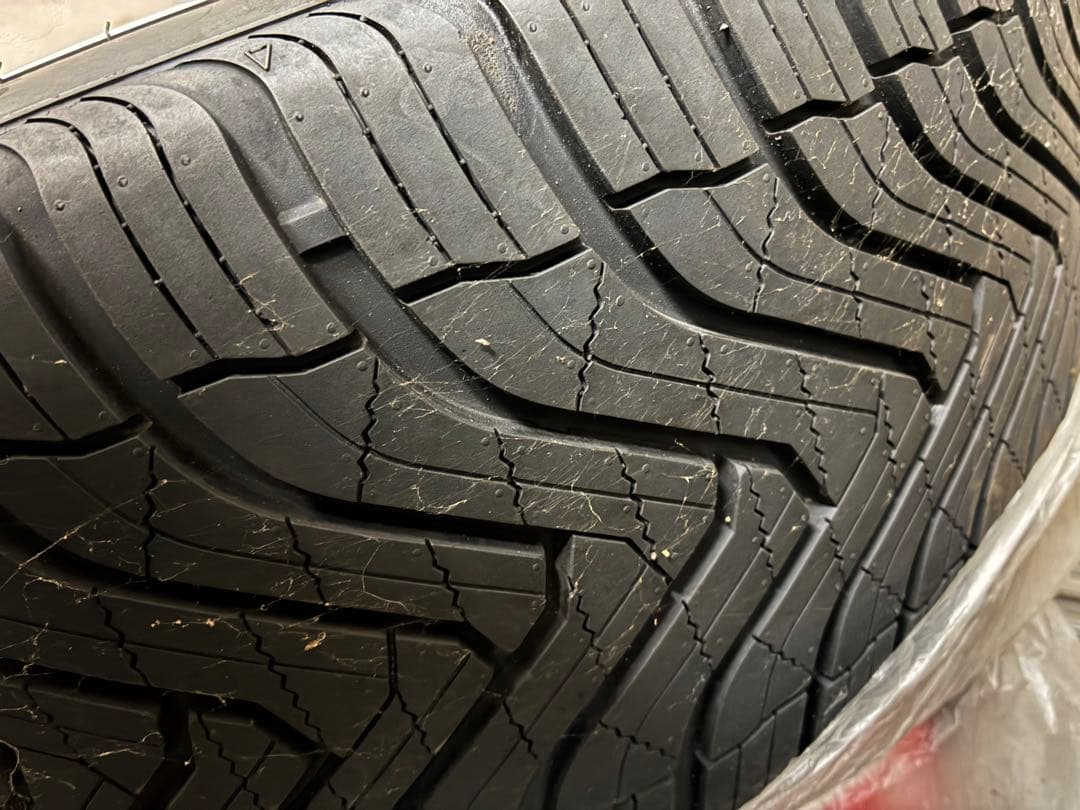 新品に近い】18インチオールシーズンタイヤホイールセットBMW1シリーズ