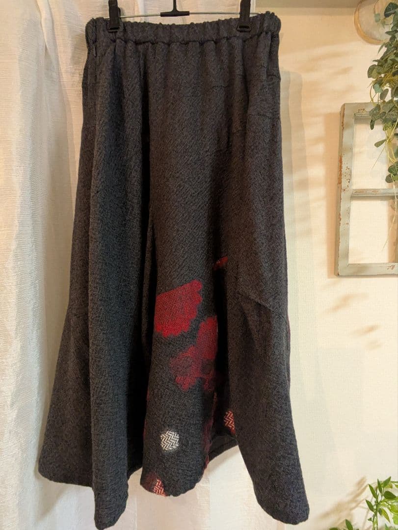 センソユニコ 慈雨ロングスカート ジウ グレー×レッド ウール - メルカリ