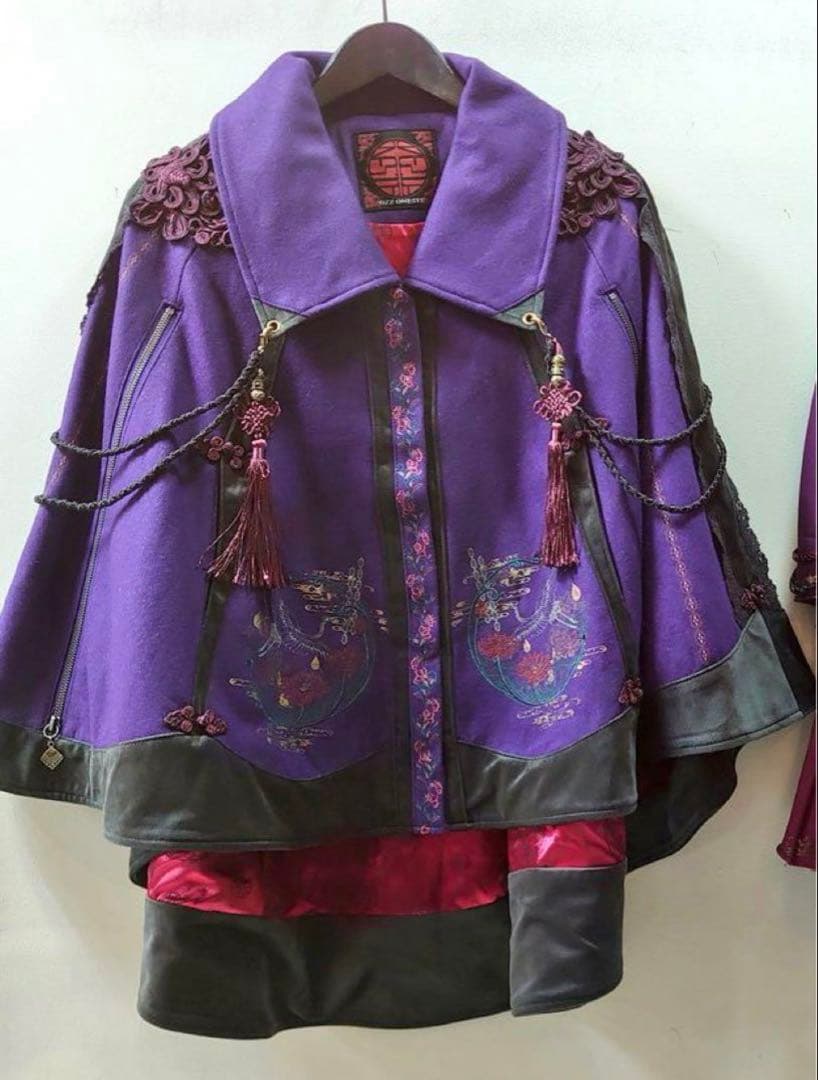 オッズオネスト 紫色の刺繍ケープコート 最終セール - メルカリ