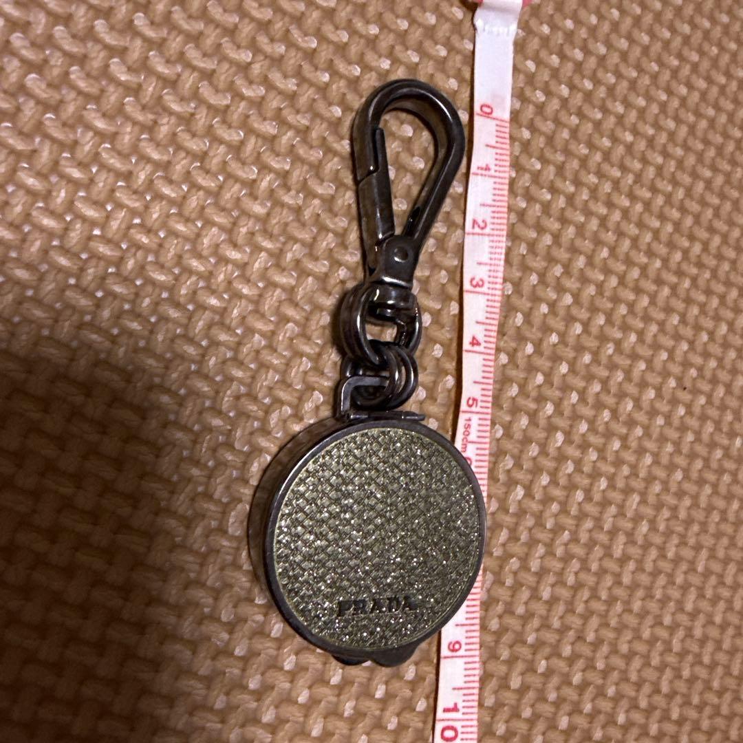 PRADA プラダ 丸型バッグチャーム ピルケース 環境にやさしく、収納力も抜群。【プラダ】のバッグチャーム vol.128