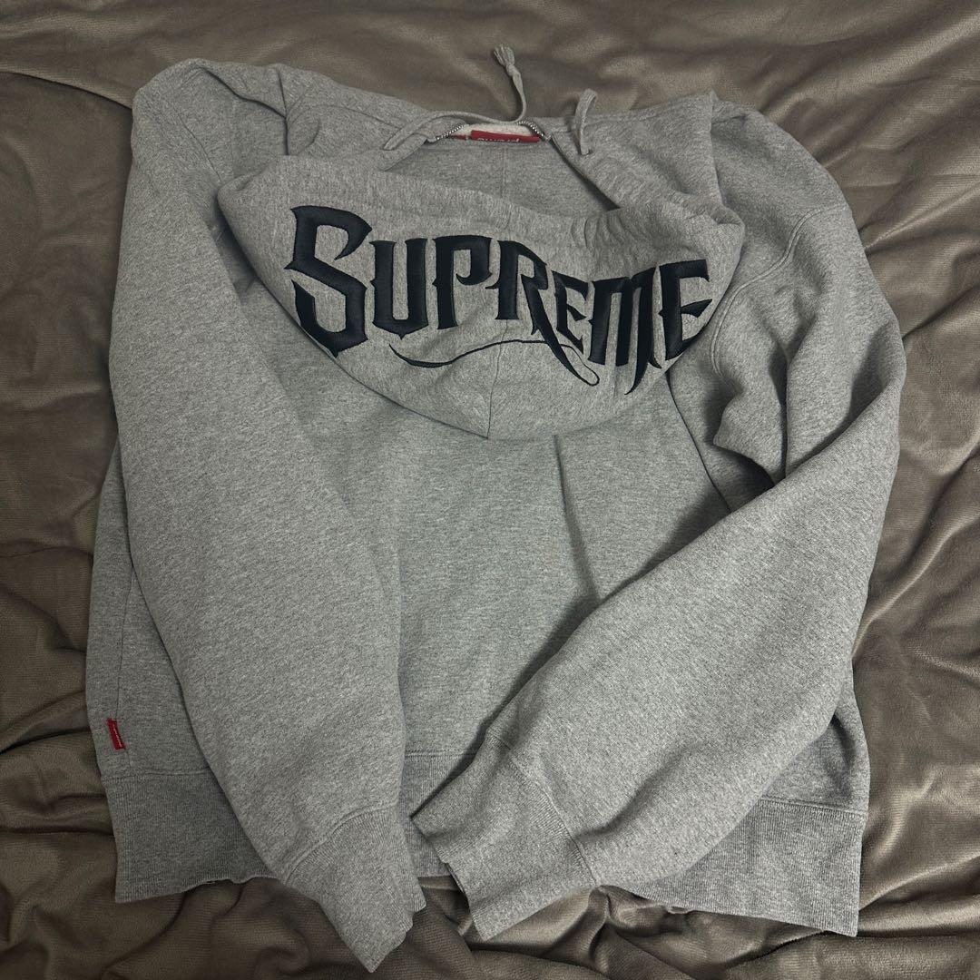 Supreme グレー ジップアップパーカー - メルカリ