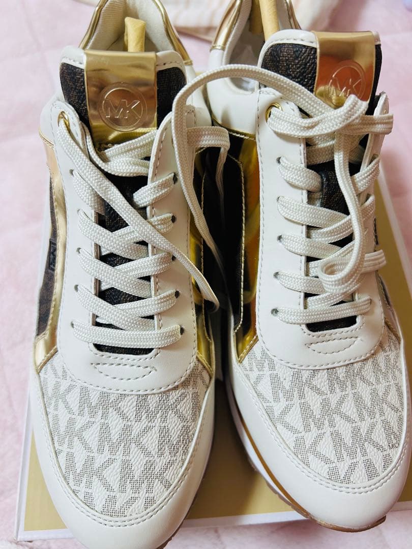 Michael Kors ホワイト ゴールド スニーカー　新品未使用　7M Michael Kors ホワイト ゴールド スニーカー - メルカリ