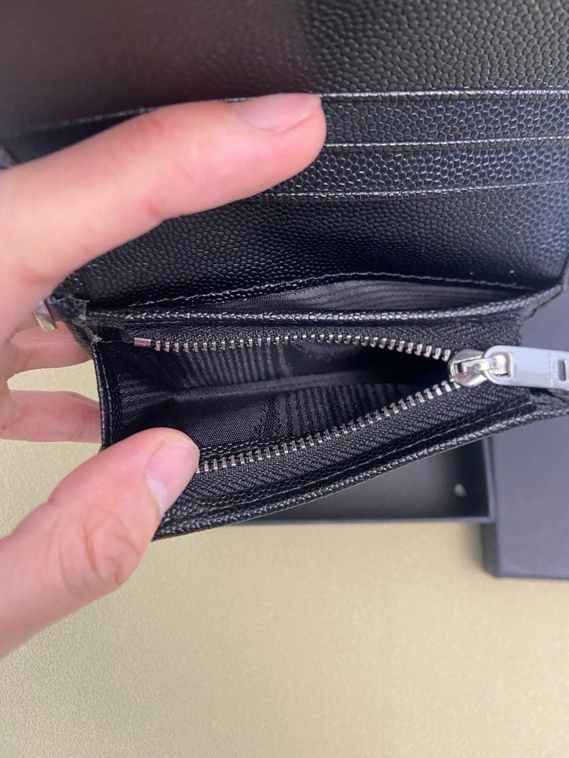 イヴ・サンローラン エンボス加工 ブラックレザー 折りたたみ財布