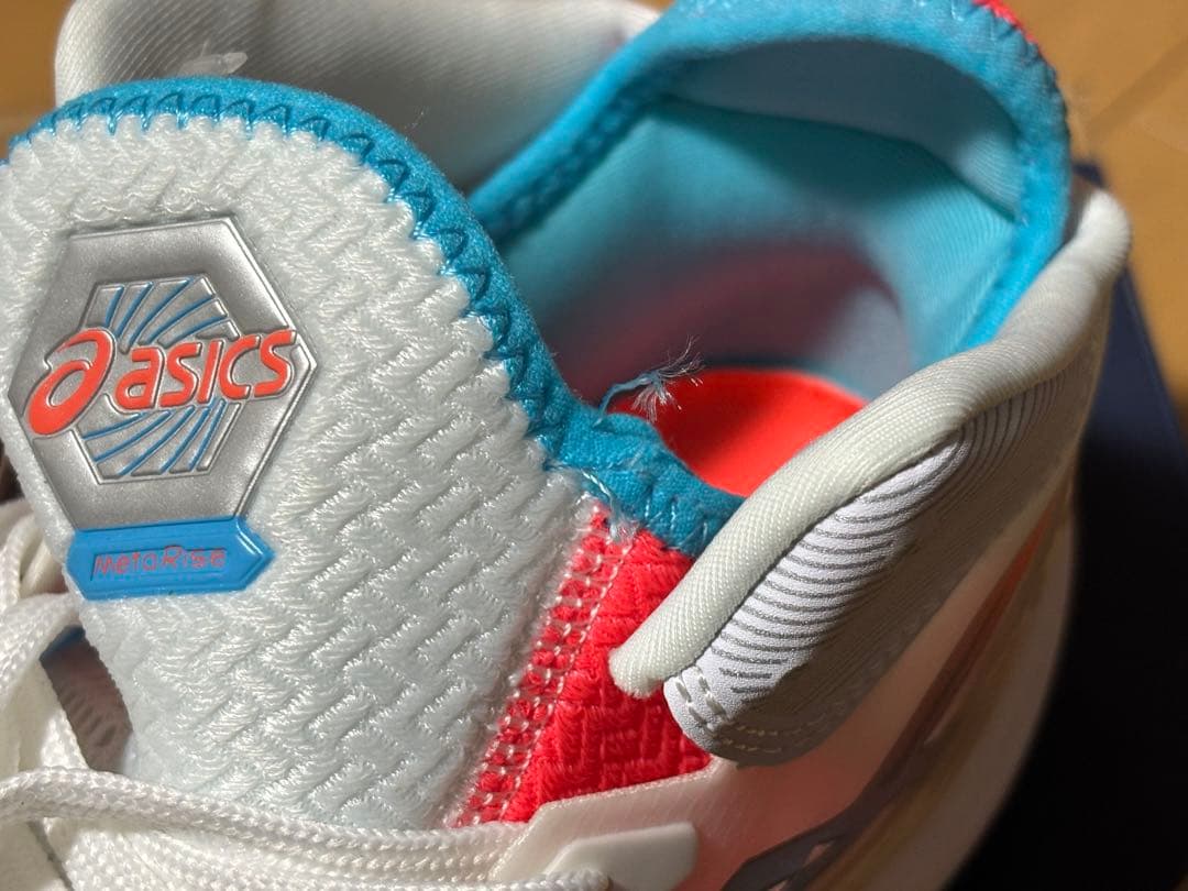 アシックス メタライズ ホワイトフラッシュコーラル - メルカリ