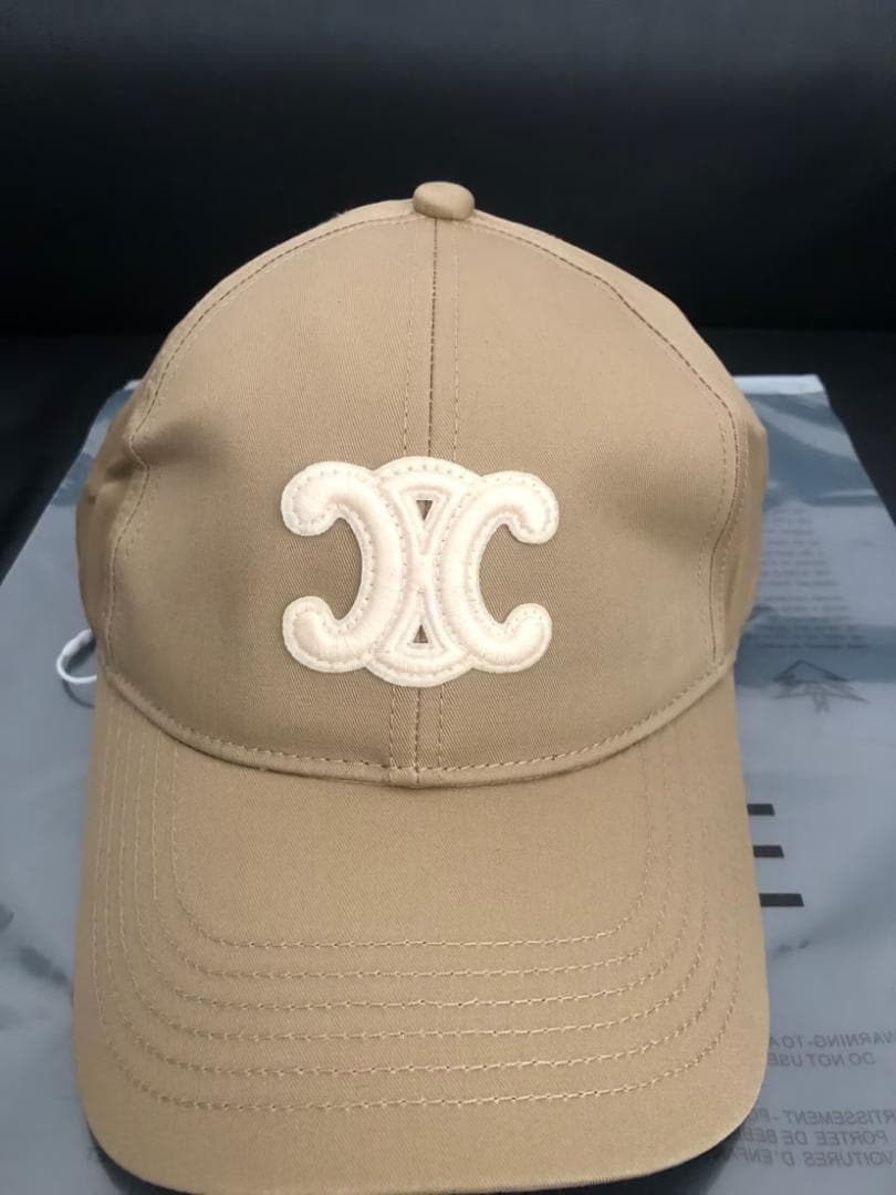 CELINEベージュ ロゴ刺繍 キャップ - メルカリ