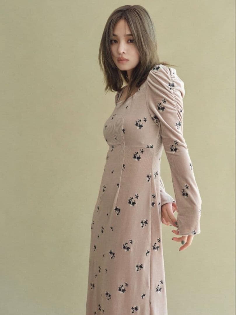 美品　FRAY I.D 完売24AW スクエアネックベロア刺繍OP FRAY I.D（フレイアイディー）の「スクエアネックベロア刺繍ワンピース