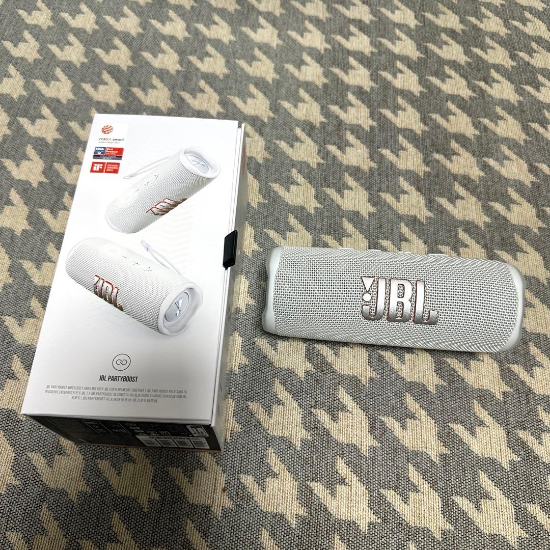 美品 JBL FLIP6 Bluetoothスピーカー ホワイト - メルカリ