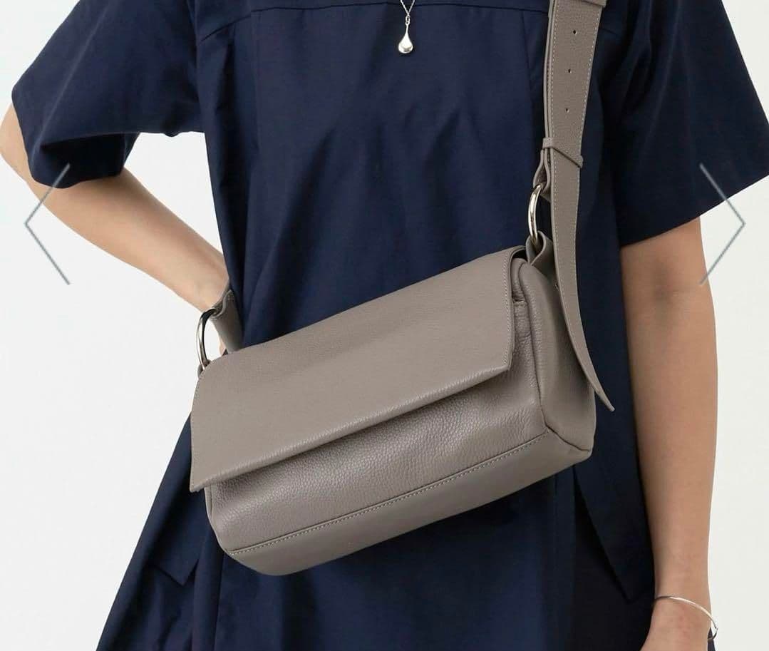 美品】BEARDSLEY レザーボディバッグ - メルカリ