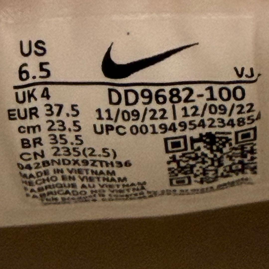 極美品　NIKE ナイキ　TC7900 ウィメンズ　スニーカー　23.5cm