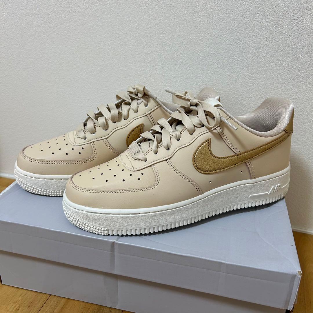 レア！新品未使用 NIKE エアフォース1 07 25cm ベージュ ゴールド