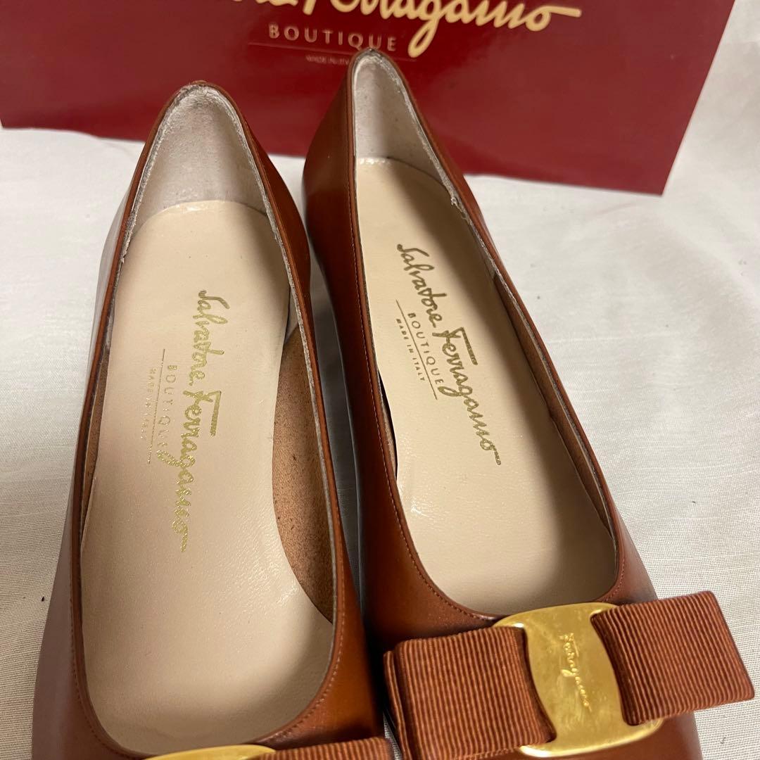 フェラガモ　超美品　ブラウン パンプス 6.5Ｂ　幅狭　ヴァラリボン