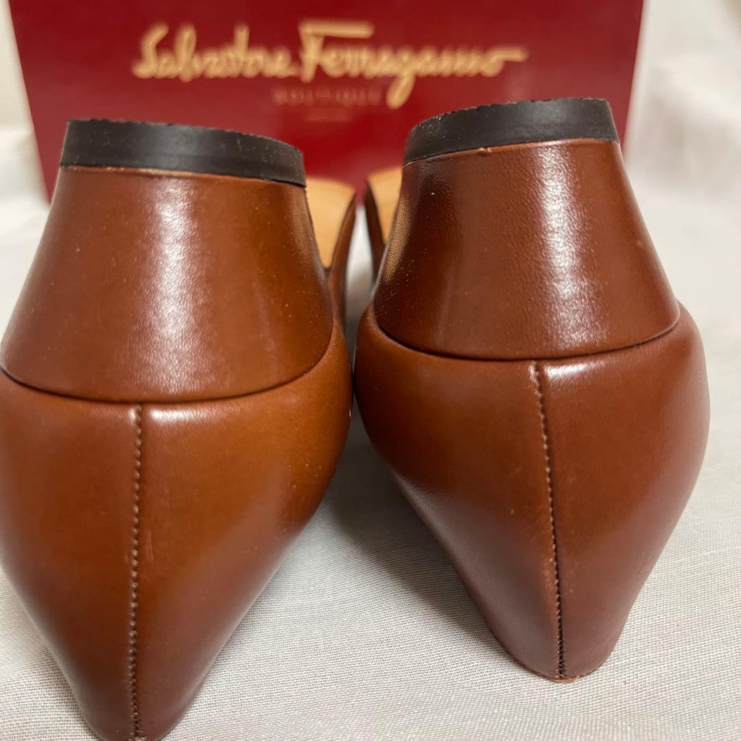 フェラガモ　超美品　ブラウン パンプス 6.5Ｂ　幅狭　ヴァラリボン