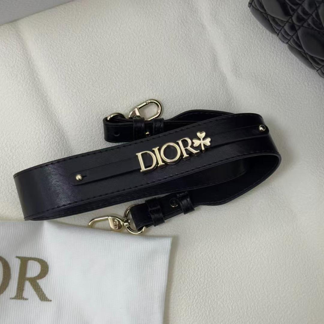 24時間以内発送 ロゴチャーム ラムスキン ショルダー - メルカリ