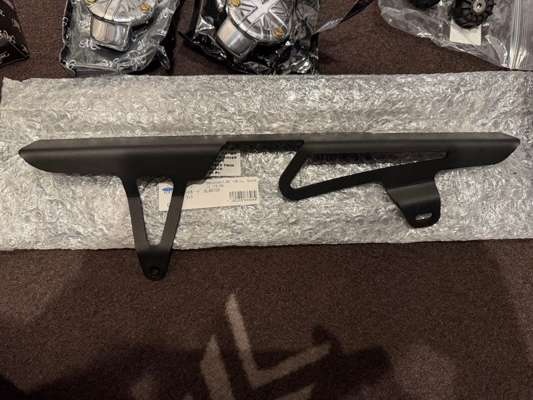 スラクストンR/S等チェーンガードスロットルカバハンドルロック等