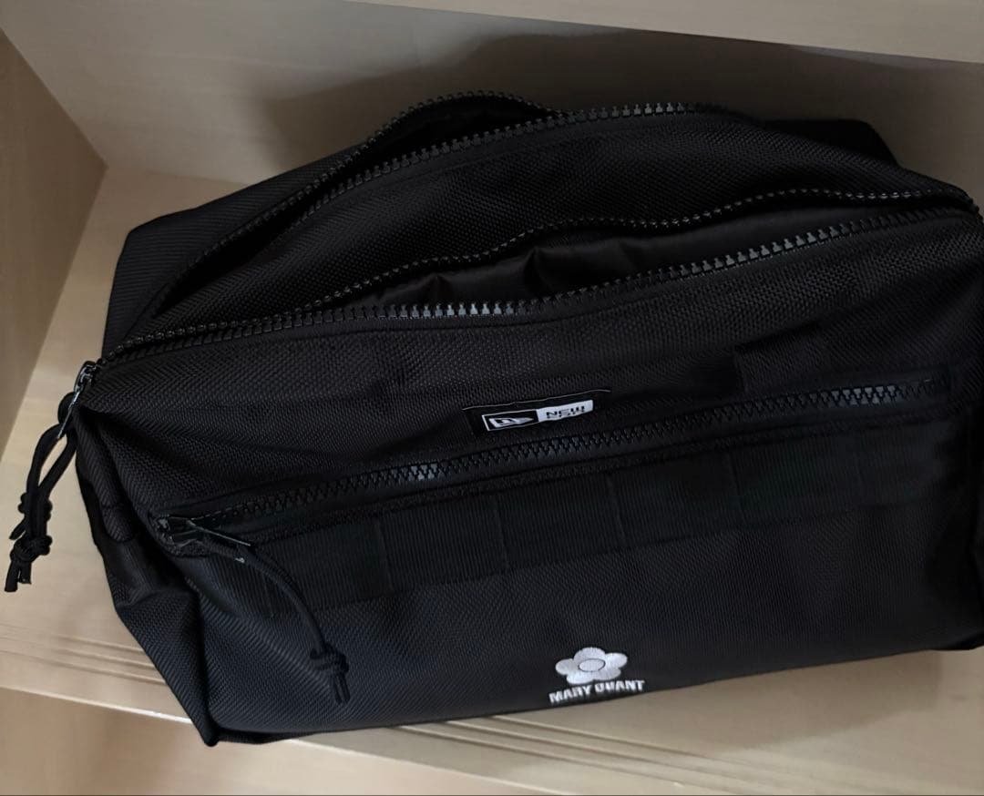 NEW ERA(R) × MARY QUANTスクエア ボディバッグ（ブラック） - メルカリ