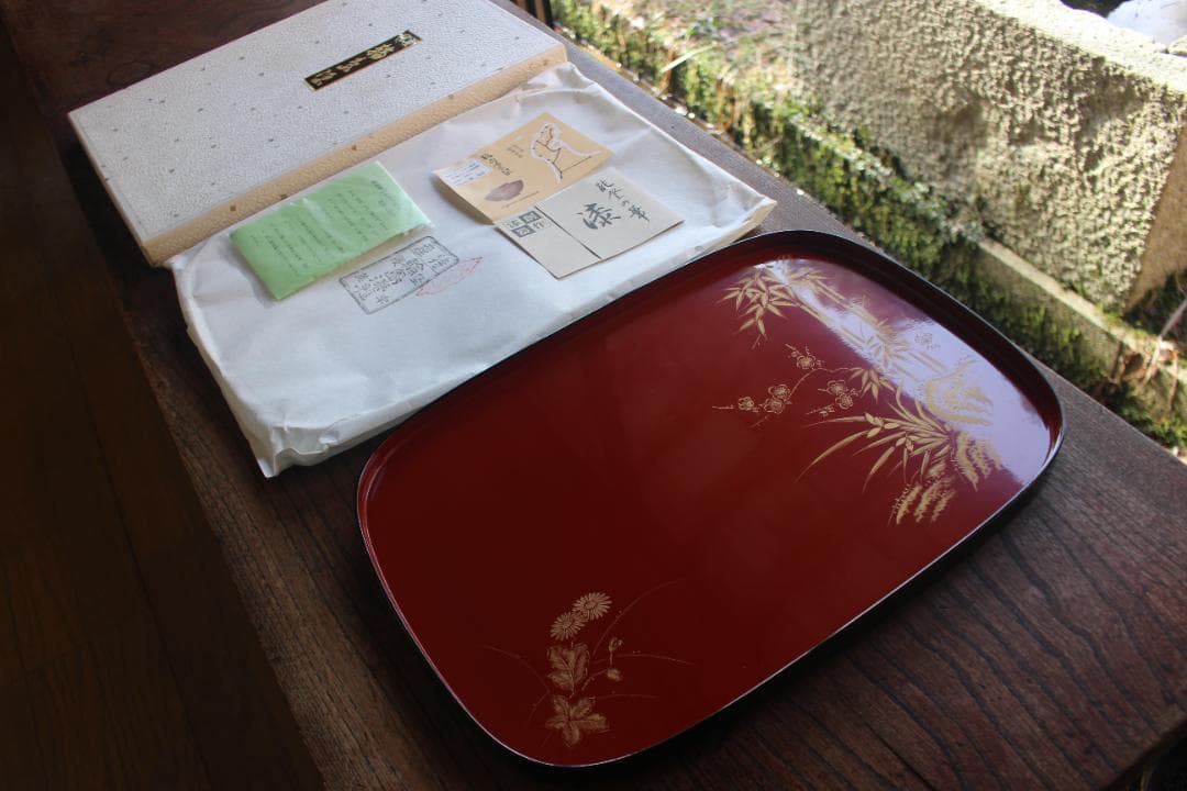 デッドストック！極上日の出塗に優美な草花沈金の映える長方盆（検