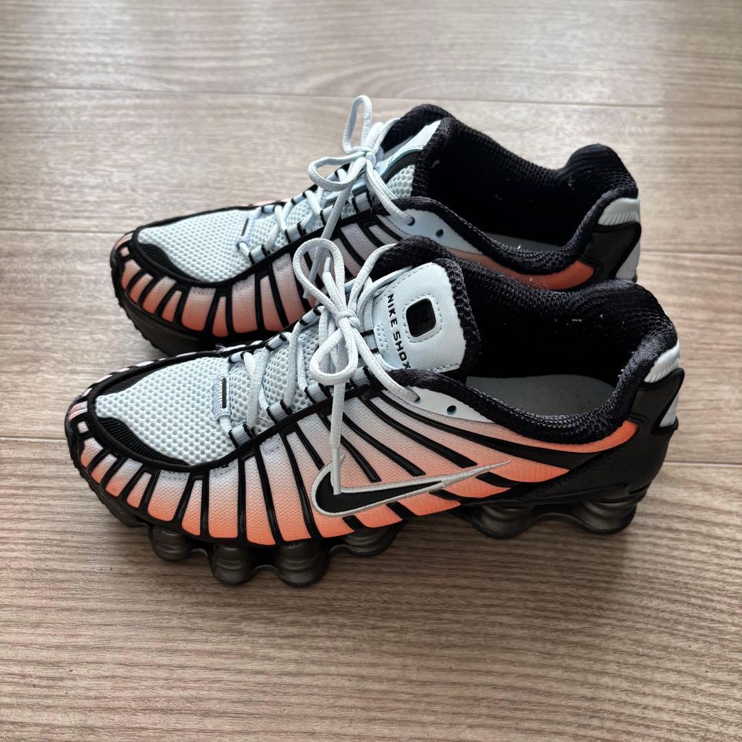 Nike Shox ホワイト/オレンジ/ブラック - メルカリ