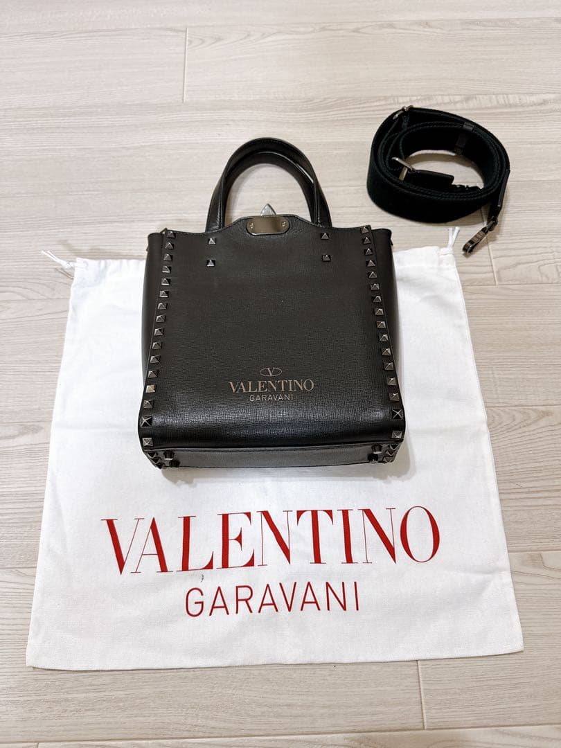 VALENTINO GARAVANI ブラック　ミニトートバッグ VALENTINO GARAVANI スタッズ ミニ トートバッグ チェーンの通販はau