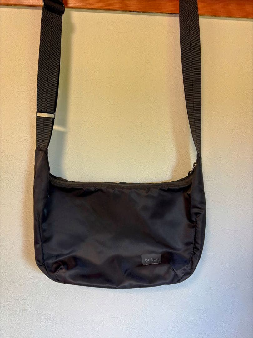Bellroy Laneway Crescent Bag 容量　7L ブラック Bellroy（ベルロイ） ショルダーバッグ バッグ バック 斜め掛け