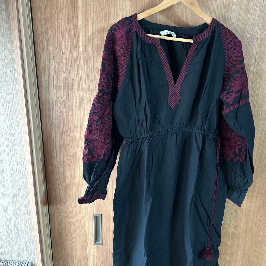 Sara Mallika 黒い長袖ワンピース 赤い刺繍 - メルカリ