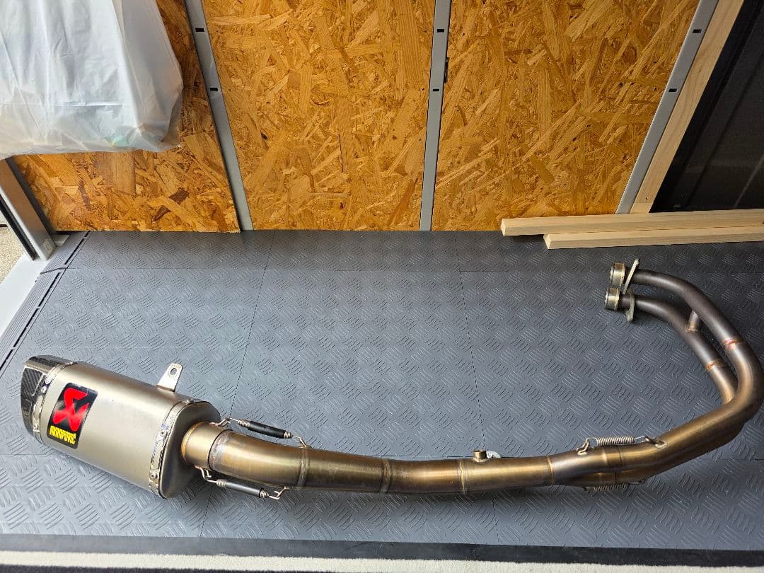 中古　YZF R25/R3 用アクラボレーシングラインマフラーサイレンサー2個付 Amazon | AKRAPOVIC(アクラポヴィッチ) フルエキゾーストマフラー