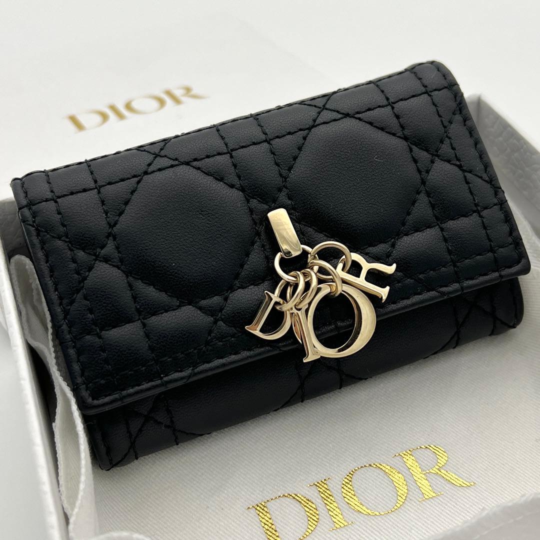 【極美品】DIOR Miss Dior キーケース カナージュ チャーム 黒 DIOR | 【日本限定】My Dior Aster キーケース カナージュ ラムスキン
