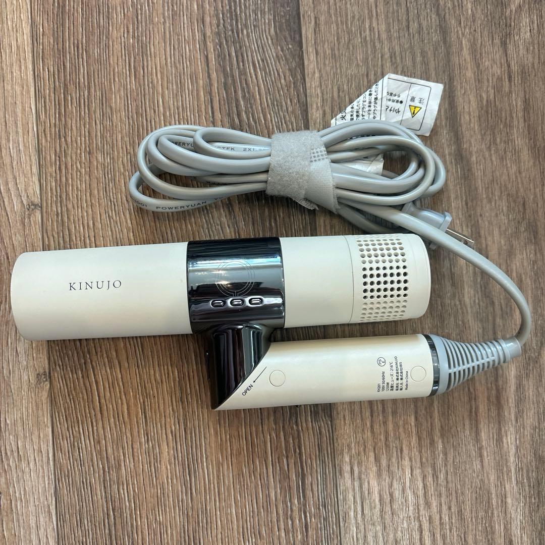【美品】KINUJO ヘアドライヤー ホワイト コンパクト 絹女 KINUJO（絹女） KINUJO HairDryer ヘアドライヤー White・Mocha KH301