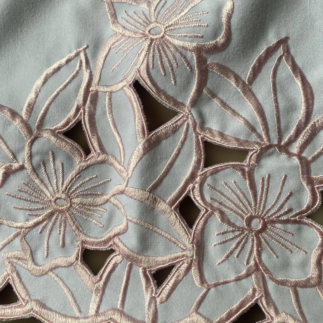 花柄刺繍エプロン ホワイト - メルカリ