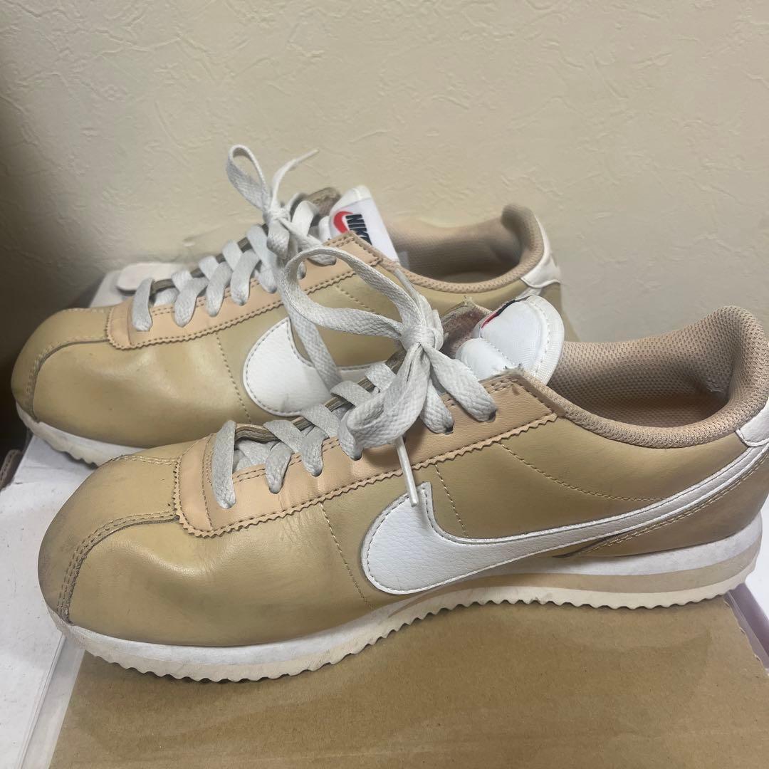 Nike ベージュ ホワイト スニーカー 25cm - メルカリ