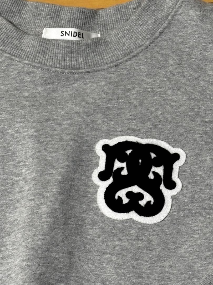 SNIDEL Sustainableワッペンロゴスウェット グレー - メルカリ