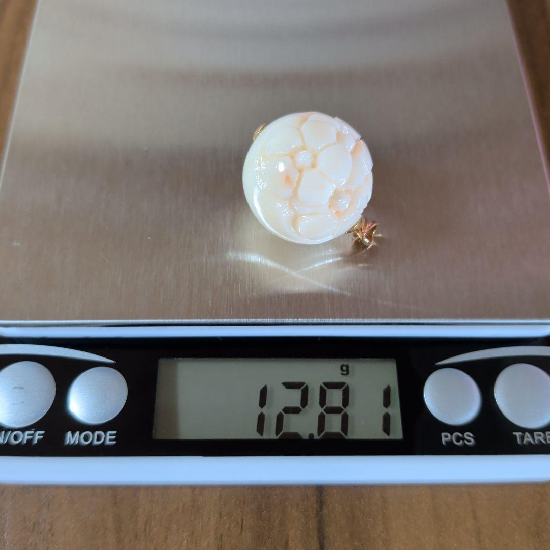ペンダントトップ　K18　YG　珊瑚　丸玉　彫刻　20.80mm　12.81g