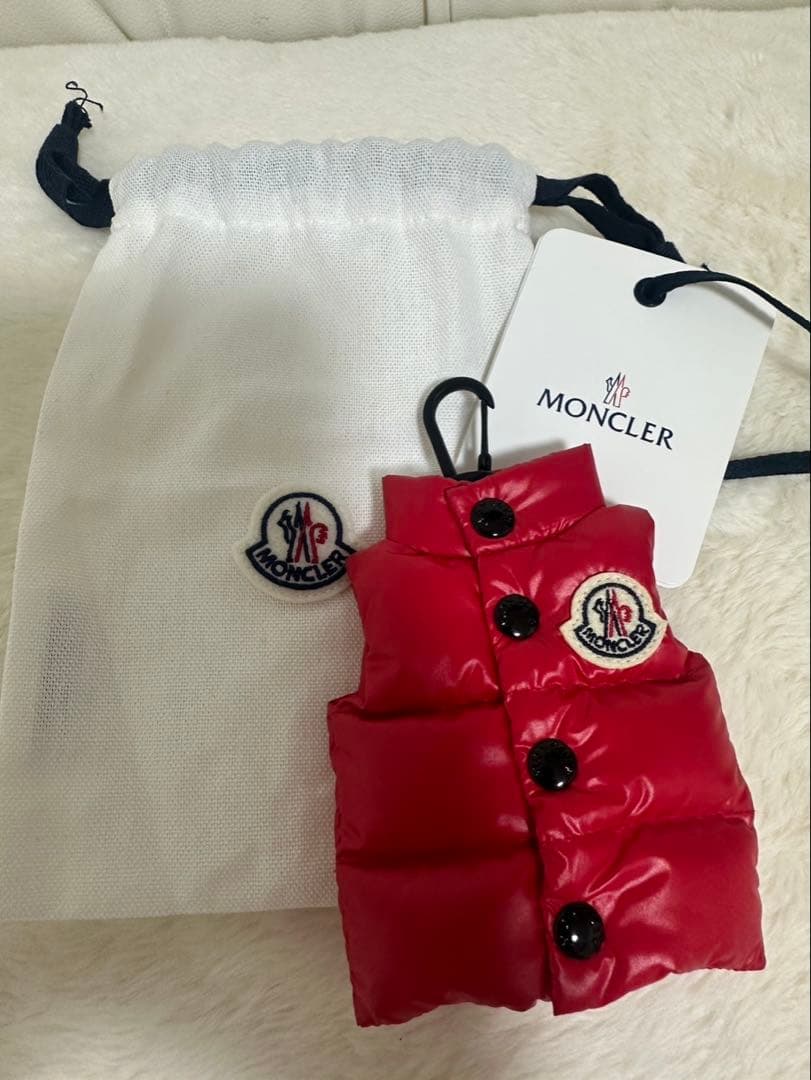 MONCLER ダウンベスト風キーホルダー レッド Moncler Ardeche ロゴ ダウンベスト | レッド | FARFETCH JP