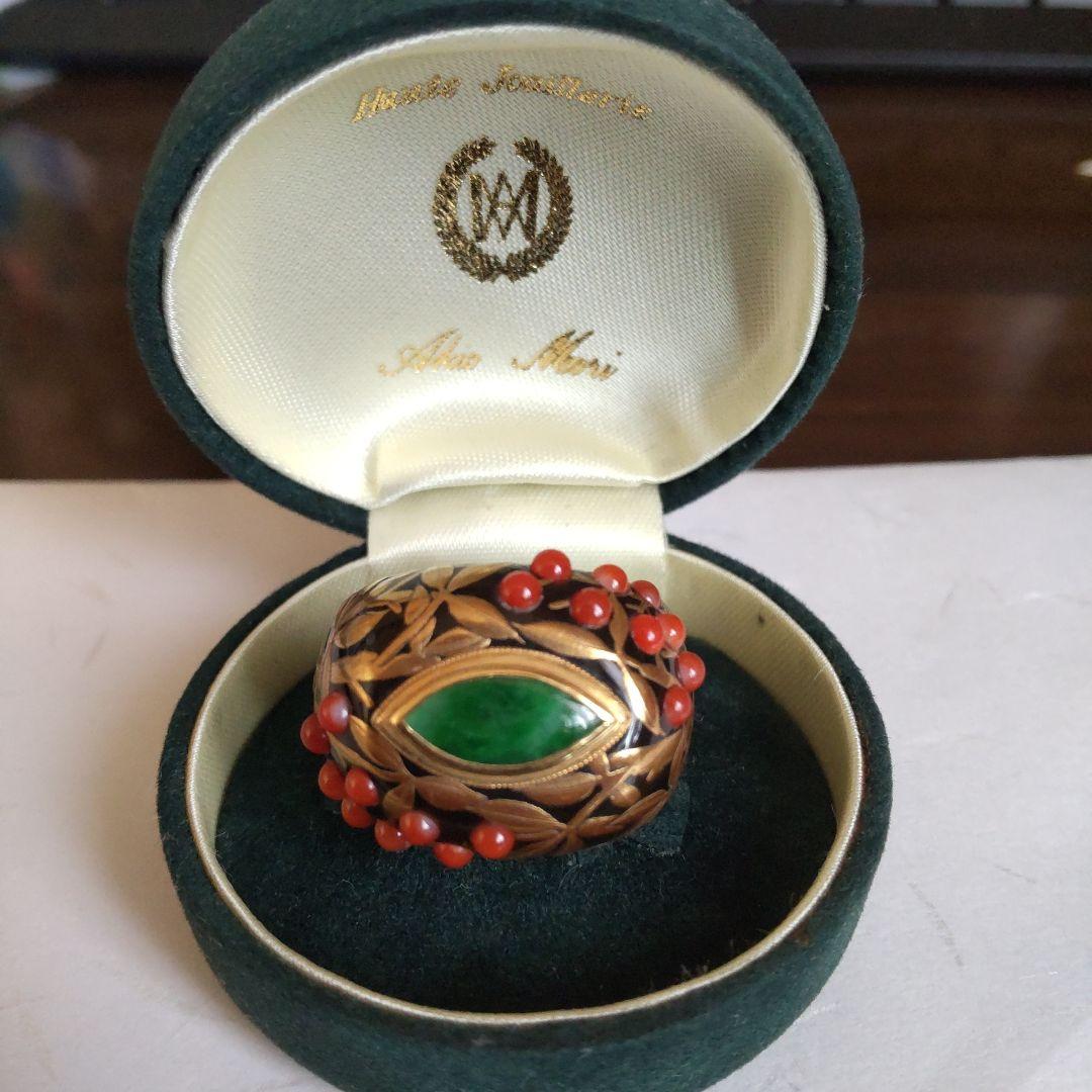 AKIO MORI「べっ甲に植物柄の金蒔絵、赤珊瑚、マーキス型の翡翠の指輪」 AKIO MORI「べっ甲に植物柄の金蒔絵、赤珊瑚、マーキス型の翡翠の指輪