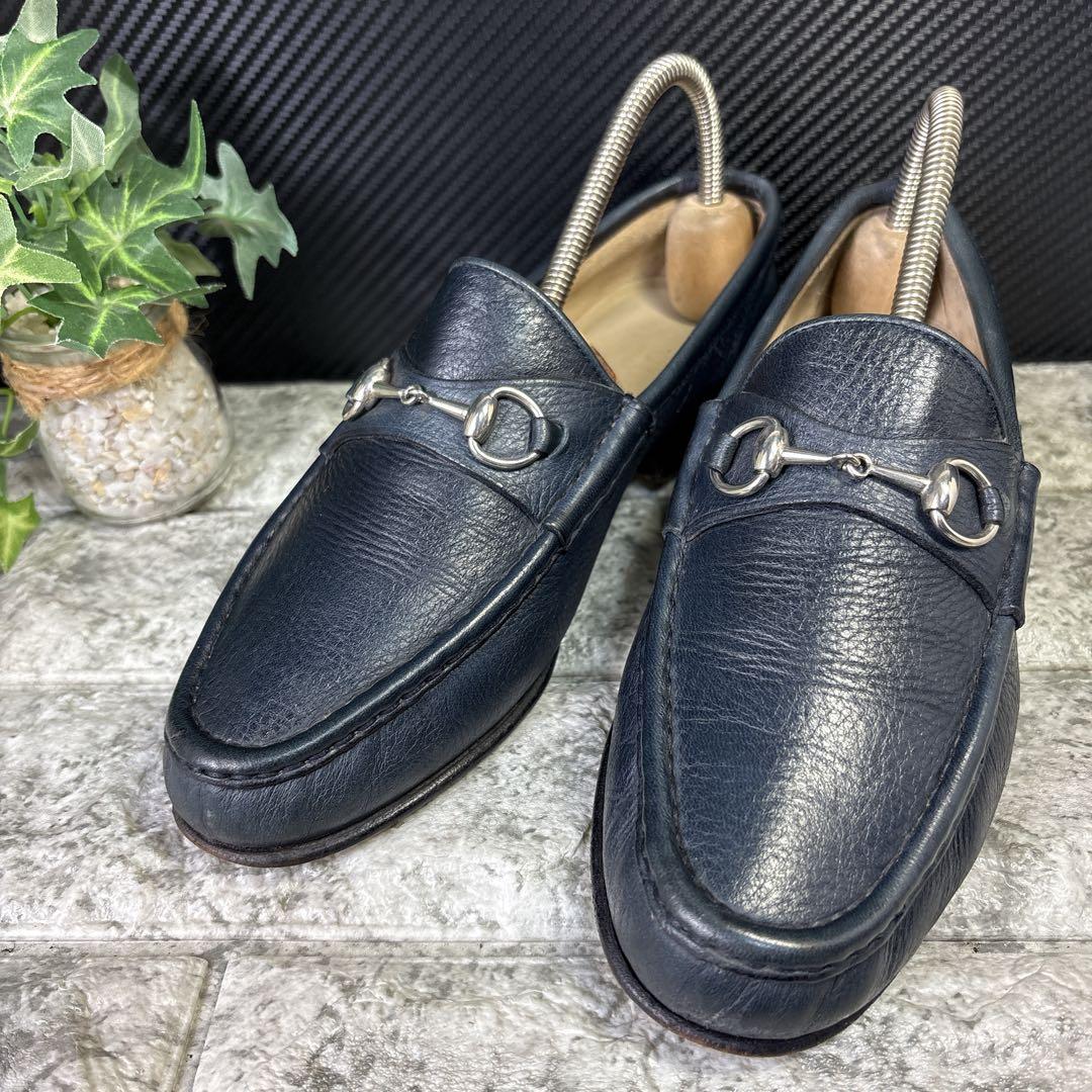 グッチGUCCI　ホースビットローファー　紺　シルバー　36 1/2 ビンテージ グッチ」のホースビット ローファーが誕生70周年。ミラノでアート
